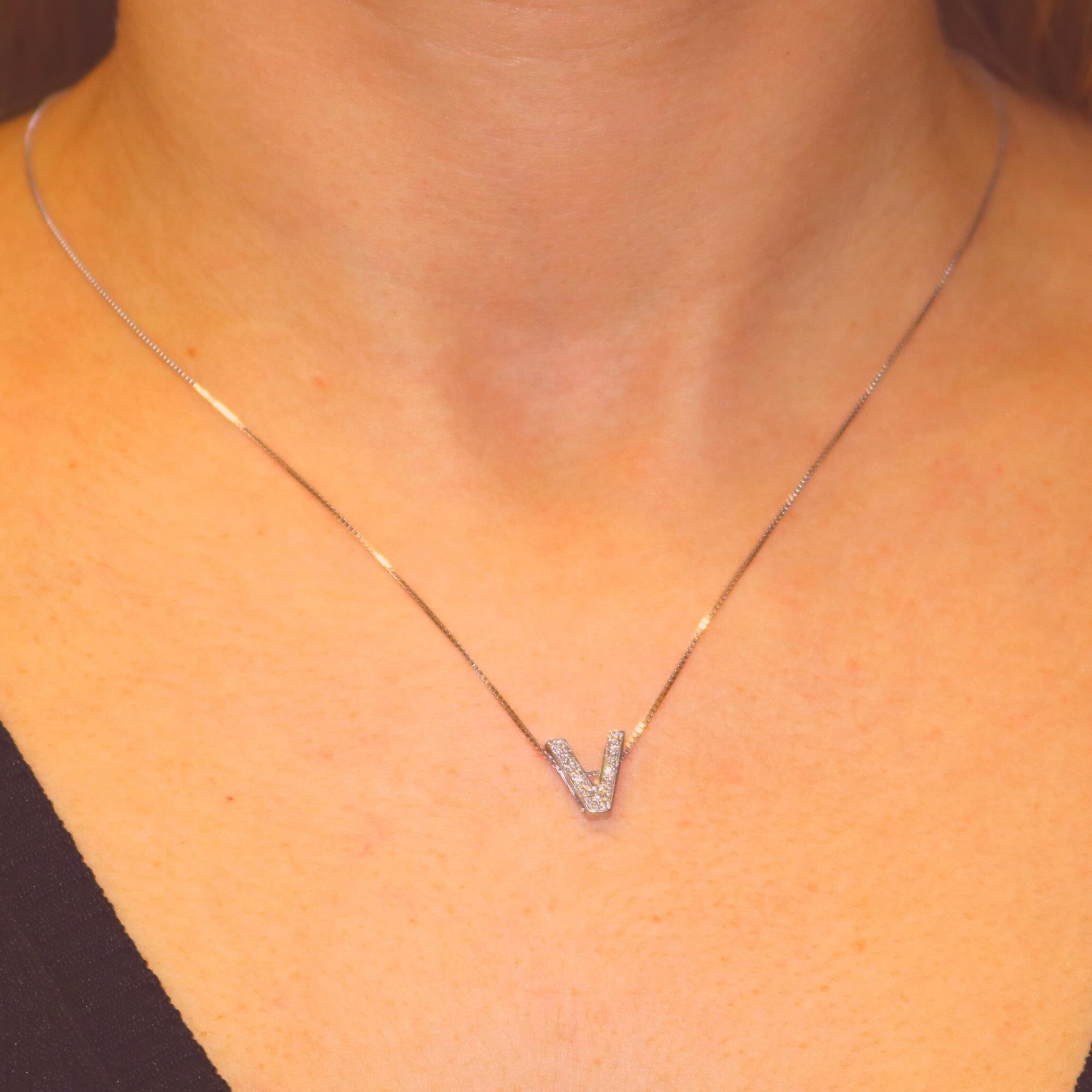 PINGENTE LETRA V COM DIAMANTE