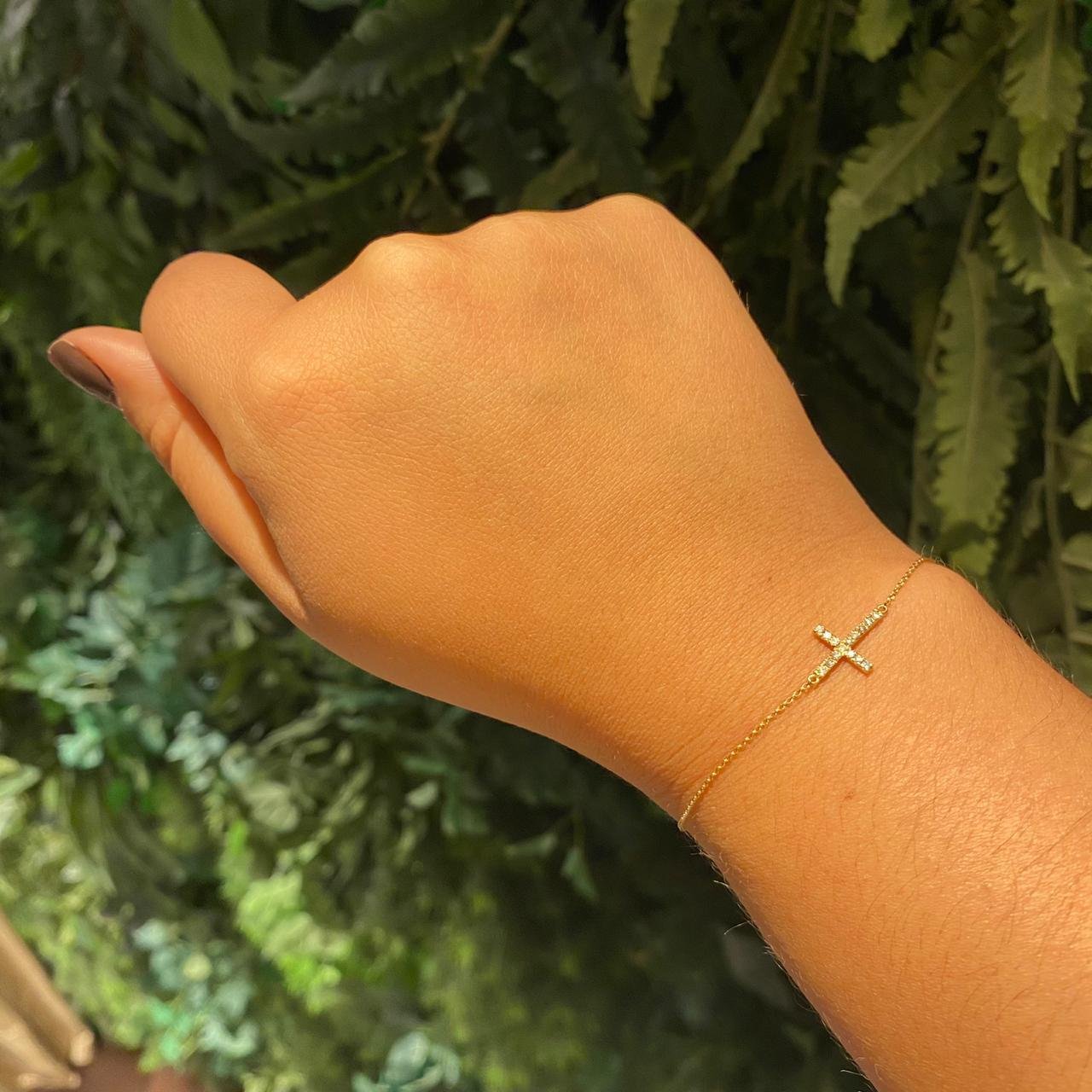 PULSEIRA CRUZ PEQUENA COM DIAMANTES - OA