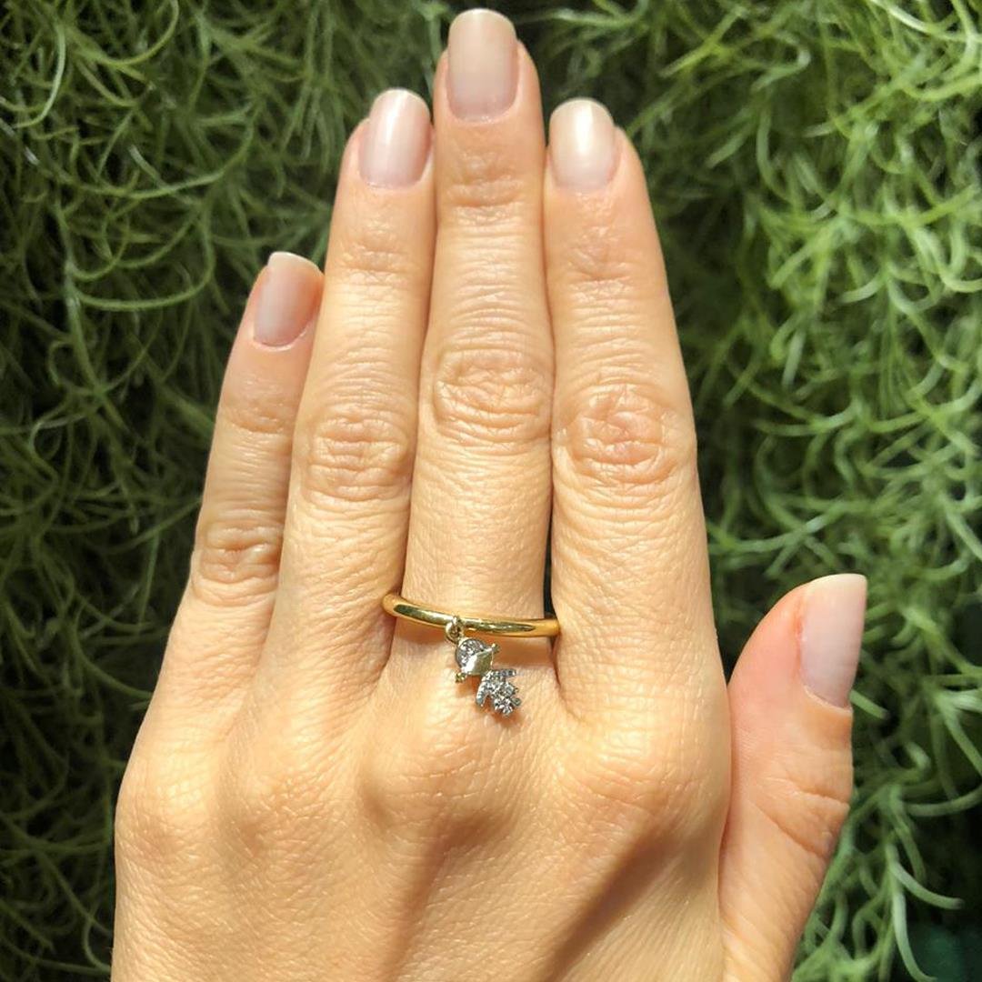 ANEL LISO COM PINGENTE DE MENINA E DIAMANTES - OA