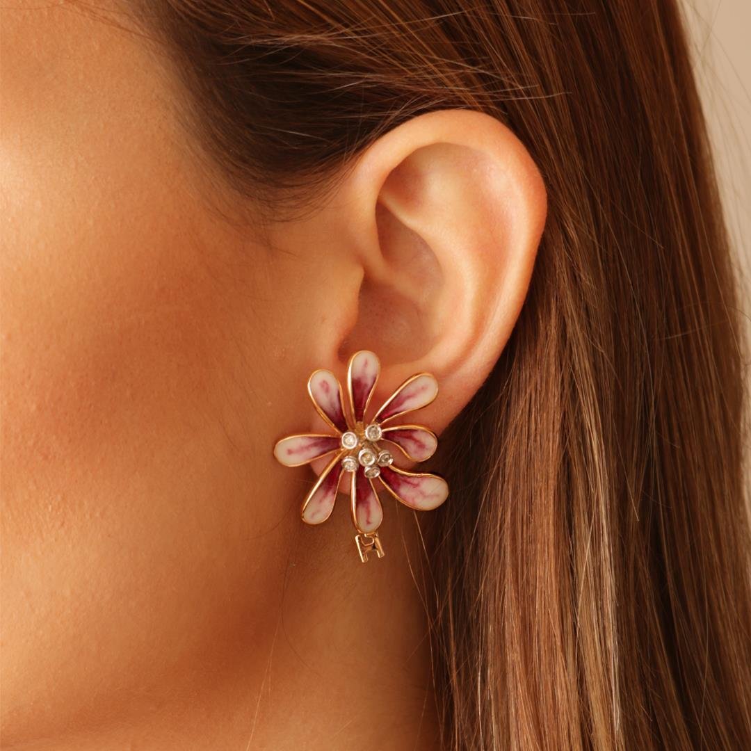 BRINCO FLOR ESMALTADA C DIAMANTES - OA