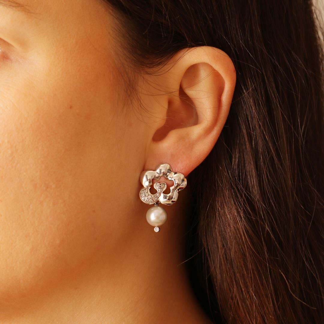 BRINCO FLOR COM PÉTALA CRAVEJADA E PÉROLA - OB