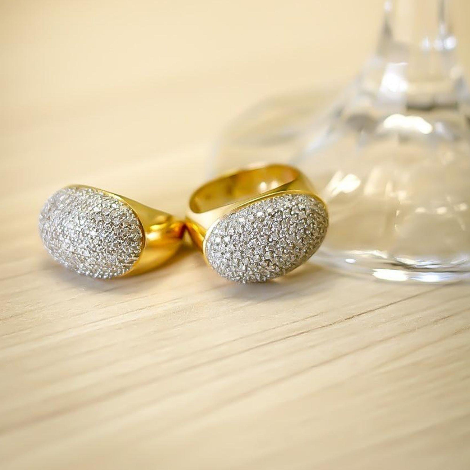 ANEL LISO PAVÊ OVAL DE DIAMANTES SEM RÓDIO - OA