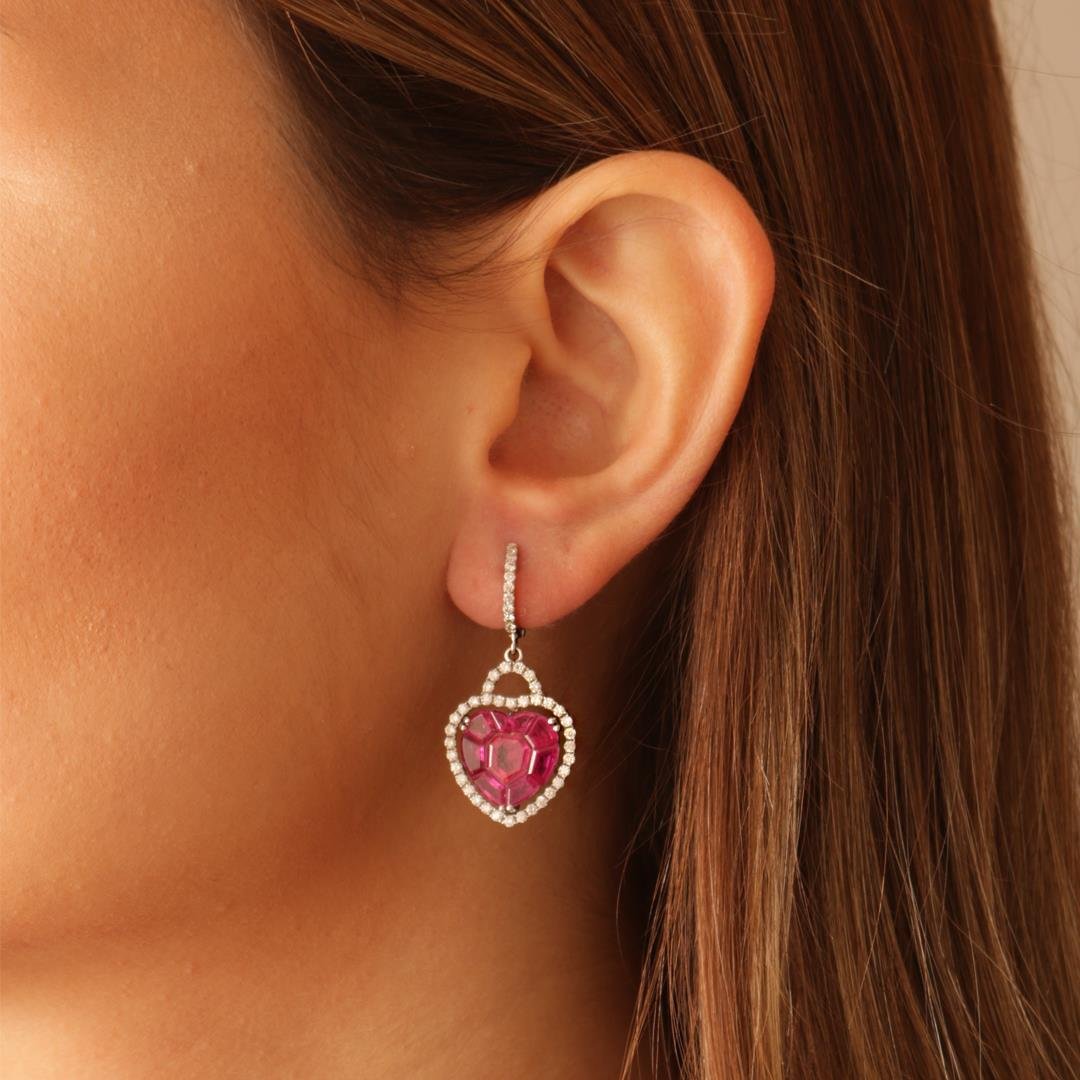 BRINCO CORAÇÃO PENDENTE DE RUBI E DIAMANTES - OB