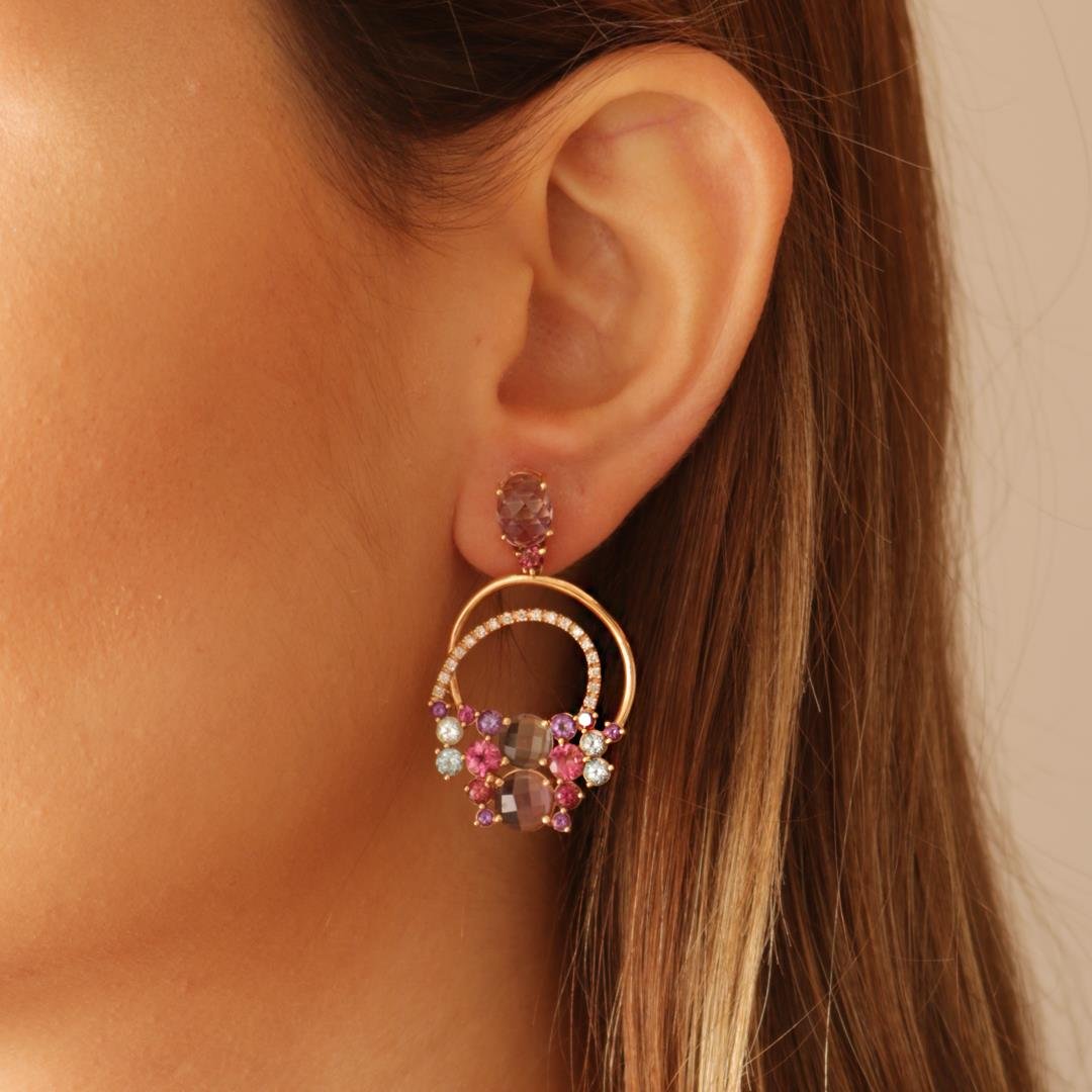 BRINCO MIX DE PEDRA COLORIDAS E DIAMANTES