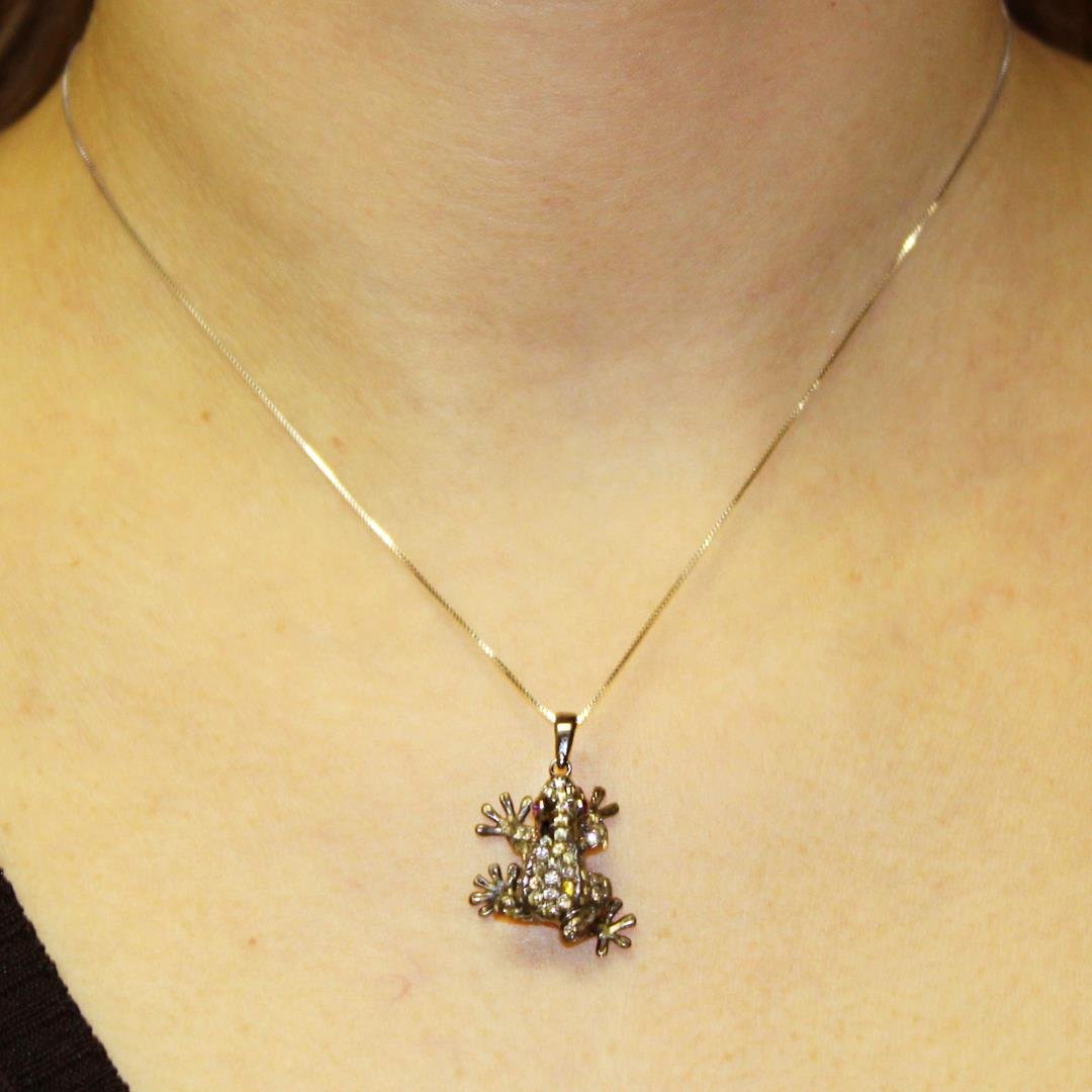 PINGENTE MACRAME SAPO NEGRO COM DIAMANTES