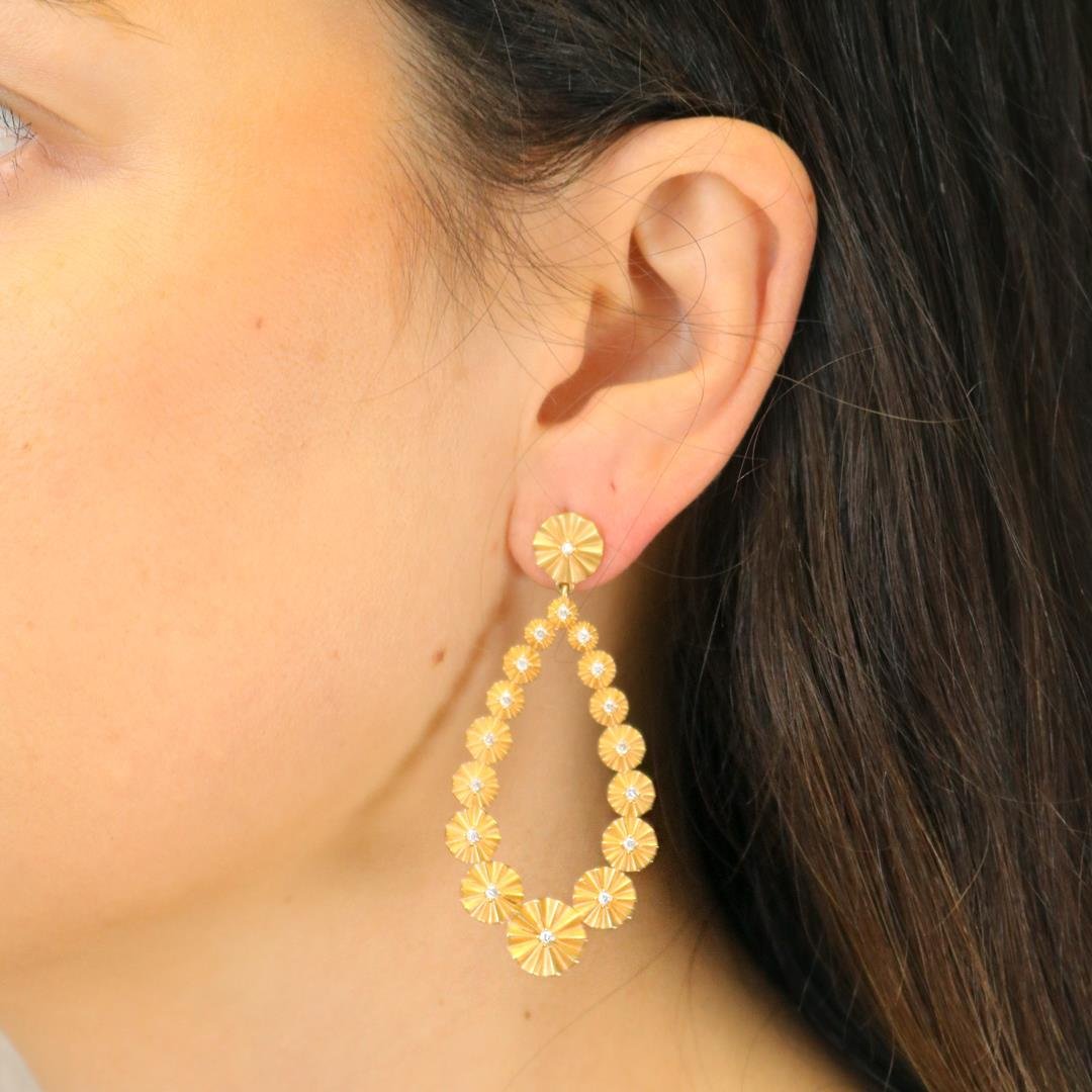 BRINCO GOTA DE OURO VAZADA - DIAMANTES