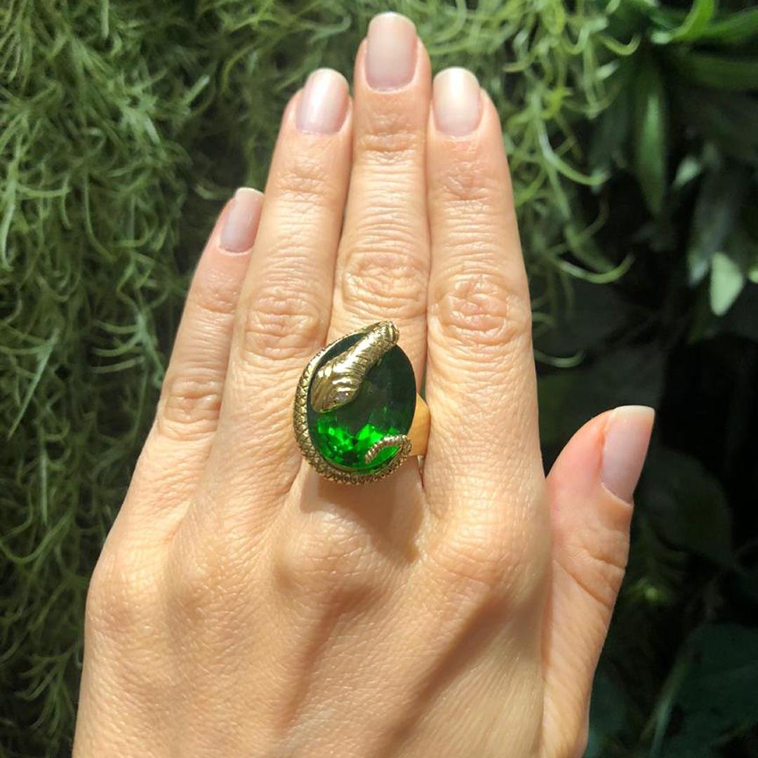 ANEL COBRA CRISTAL VERDE OVAL RECONSTITUIDO