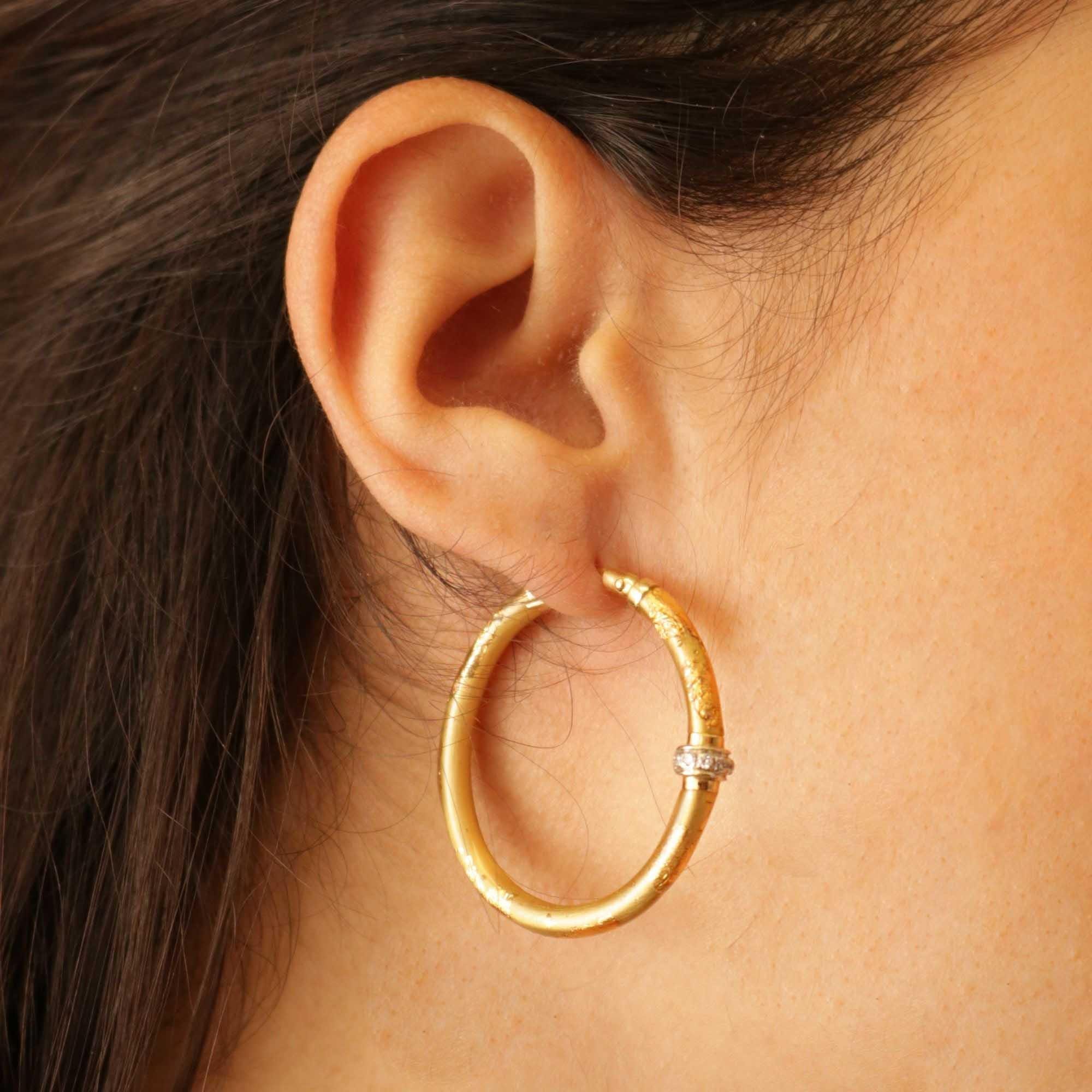 BRINCO ARGOLA ITALIANA - GOLD E DIAMANTES