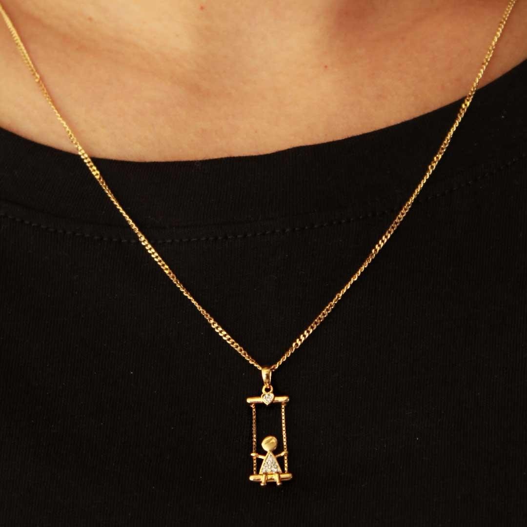 PINGENTE MENINO NO BALANÇO COM DIAMANTES