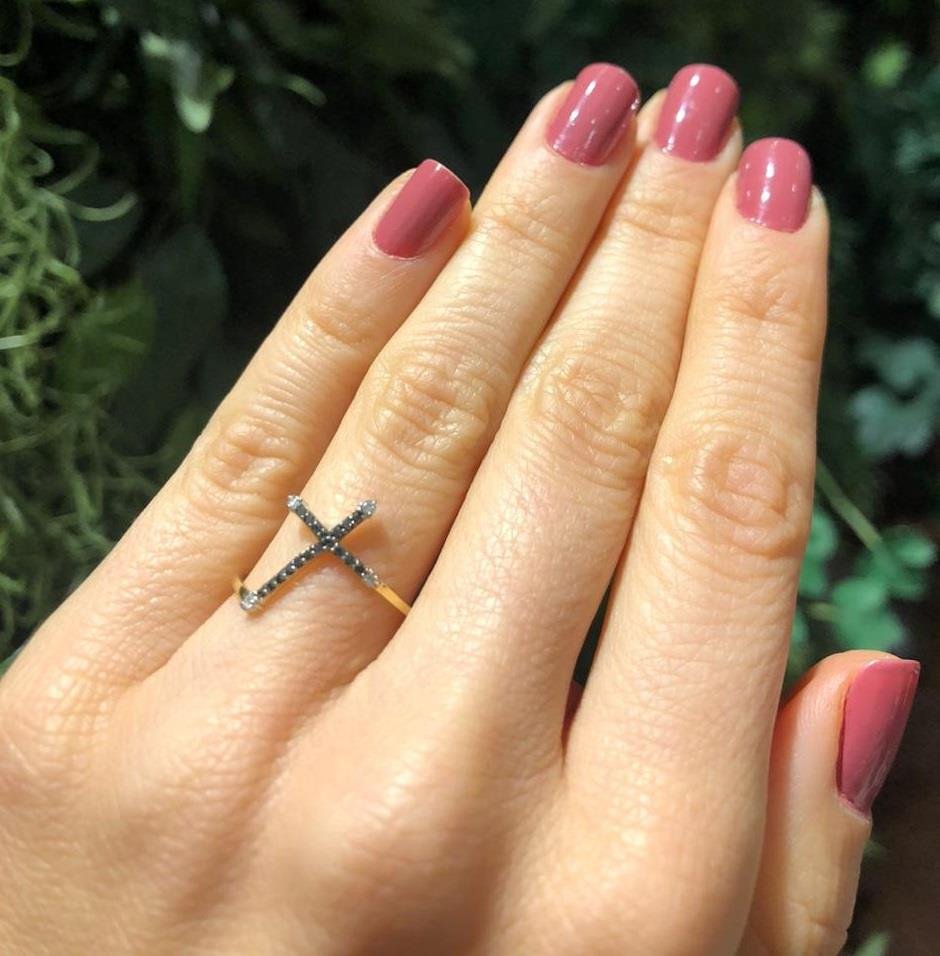 ANEL CRUZ COM DIAMANTES NEGROS - OA