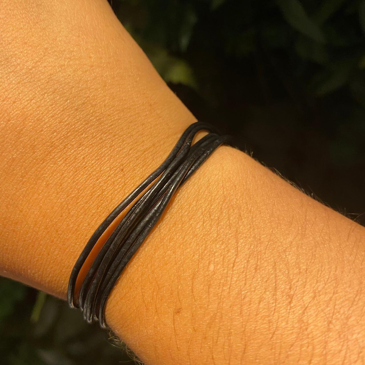 CORDÃO COURO PRETO COM PONTEIRAS - 1,10 CMS - OA