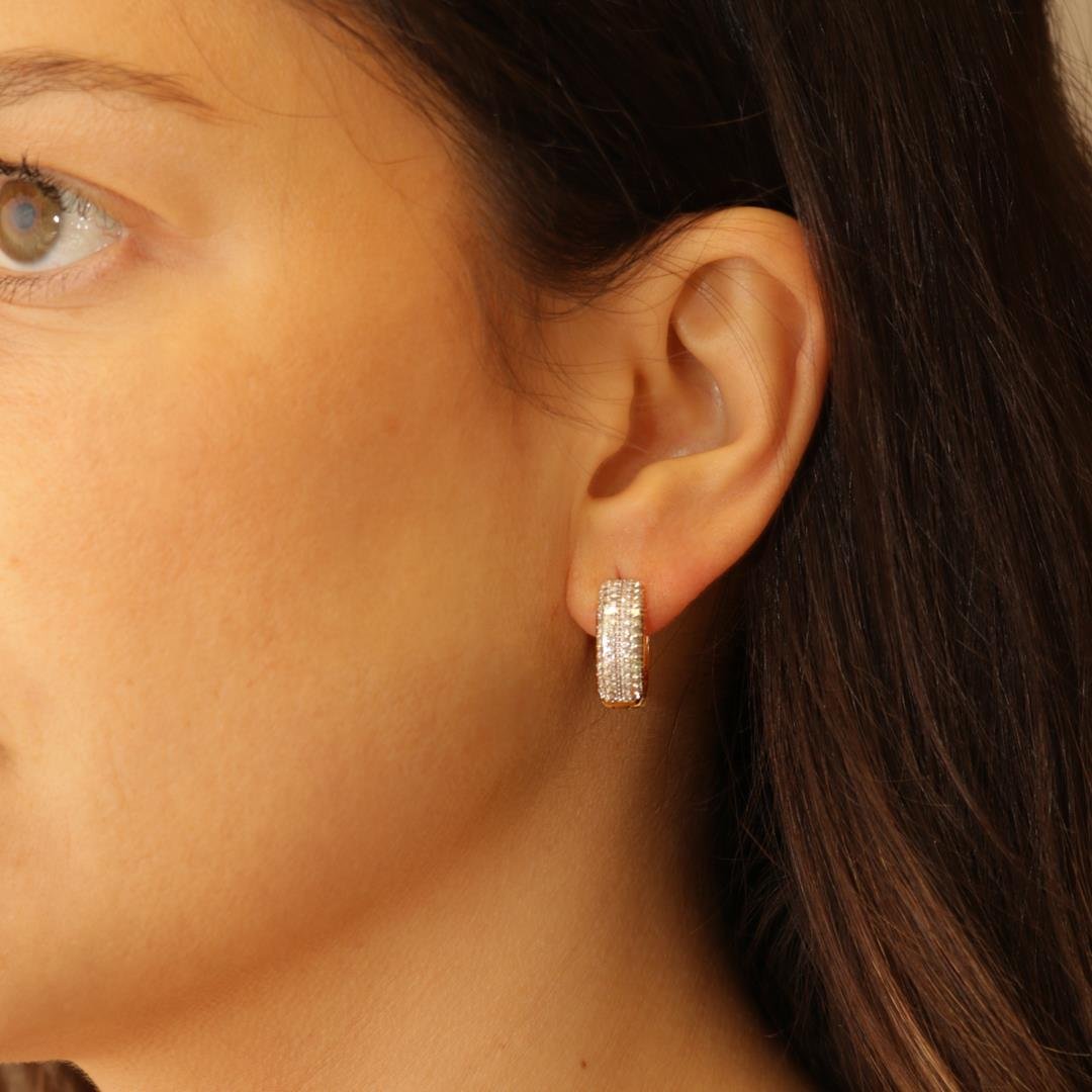 BRINCO ARGOLA CLASSIQUE COM PAVÊ DIAMANTES - OA