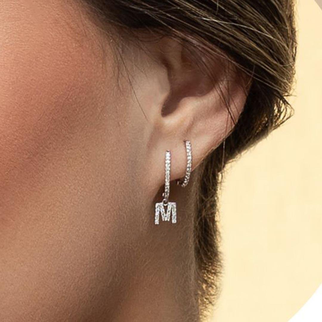 BRINCO ARGOLINHA LETRA M COM DIAMANTES - OB