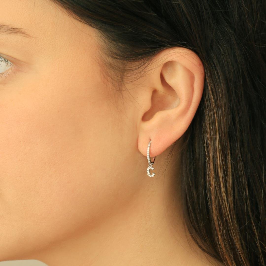 BRINCO ARGOLINHA LETRAS DIAMANTES - LETRA C - OB